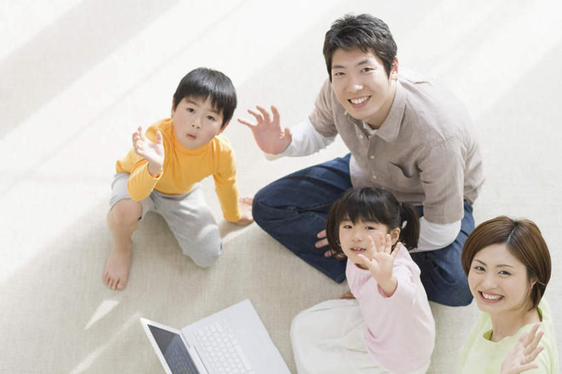 东方人,儿童,四个人,家庭,夫妻,母亲,父亲,女儿,儿子,坐,举,笑,盘腿,微笑,露齿笑,横图,俯视,室内,白天,爱情,纯洁,电脑,笔记本电脑,地板,亚洲,阴影,服装,反射,网络,影子,地面,浪漫,挥手,注视,休闲装,黄种人,通讯设备,再见,木地板,小孩,衣服,观察,看,手势,托,招手,休闲,温暖,温馨,父女,父子,母女,母子,一家人,休闲服,恩爱,父爱,可爱,母爱,童年,童趣,恋人,服饰,告别,观看,一台,和睦,察看,无线,关注,通信设备,无线网络,摆动,无线上网,便携式电脑,童真,烂漫,无邪,离别,辞行,天真,手提电脑,男孩,男人,男性,年轻男性,年轻女性,女孩,女人,女性,亚洲人,孩子,年轻人,夫妇,情侣,举起,举手,举着,盘腿而坐,盘膝,盘着腿的,盘着腿坐,双腿交叉,抬头,向上举,向上伸,向上托,仰头,坐着,半身,彩图,高角度拍摄,伴侣,融洽,男生,女生