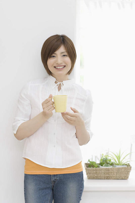 东方人,一个人,站,笑,微笑,露齿笑,竖图,室内,白天,正面,植物,窗户,杯子,亚洲,仅一个年轻女性,仅一个女性,仅一个人,握,服装,朦胧,模糊,瓷器,盆栽,墙,咖啡杯,盆景,陶瓷制品,拿,拿着,注视,休闲装,黄种人,玻璃窗,墙壁,墙面,衣服,绿色,白色,自然,观察,看,站着,休闲,休闲服,握着,服饰,生长,成长,观看,察看,关注,瓷杯,年轻女性,女人,女性,亚洲人,站立,半身,彩图