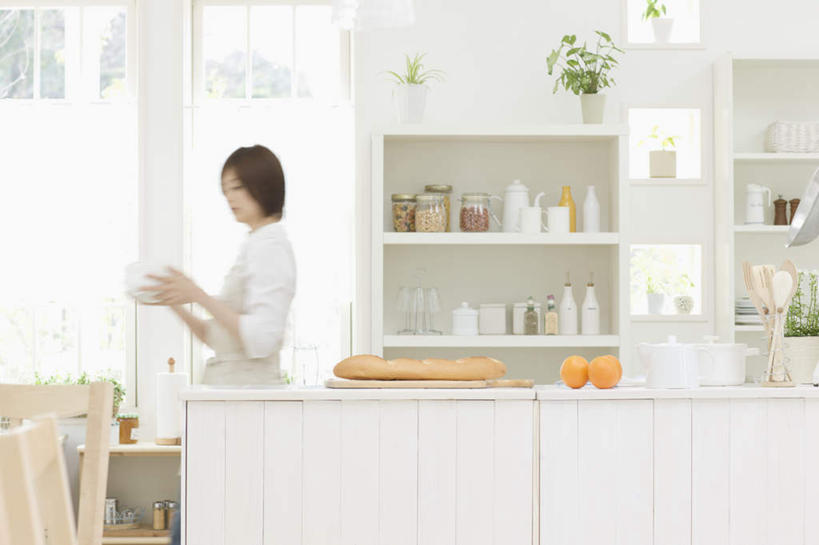 东方人,一个人,走,捧,横图,室内,白天,侧面,植物,厨房,柜子,桌面,桌子,柑橘,水果,亚洲,仅一个年轻女性,仅一个女性,仅一个人,服装,朦胧,模糊,新鲜,木制,盆栽,围裙,陶瓷,墙,生食,食品,果实,盆景,陶瓷制品,储物柜,注视,休闲装,黄种人,墙壁,墙面,食物,衣服,绿色,白色,自然,木制品,容器,碗,观察,看,休闲,休闲服,服饰,有机食品,绿色食品,生长,成长,观看,储藏,察看,储存,关注,储备,蕴藏,贮备,年轻女性,女人,女性,亚洲人,橘子,桔子,橙子,橙,步行,端,端着,捧着,散步,手捧,走路,半身,彩图,灶间,贮存