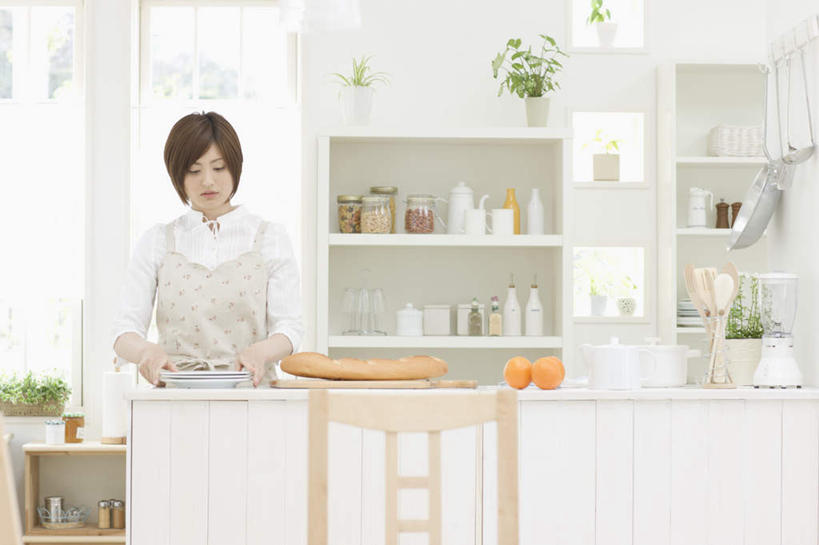 东方人,一个人,站,横图,室内,白天,正面,植物,厨房,柜子,桌面,桌子,柑橘,餐具,水果,亚洲,仅一个年轻女性,仅一个女性,仅一个人,握,服装,朦胧,模糊,新鲜,木制,碟子,盘,盆栽,围裙,墙,生食,食品,果实,盆景,储物柜,注视,休闲装,黄种人,墙壁,墙面,食物,衣服,绿色,白色,自然,盘子,木制品,碟,低头,观察,看,站着,休闲,休闲服,握着,服饰,有机食品,绿色食品,生长,成长,观看,察看,储存,关注,储备,蕴藏,贮备,年轻女性,女人,女性,亚洲人,橘子,桔子,橙子,橙,站立,半身,彩图,灶间,贮存