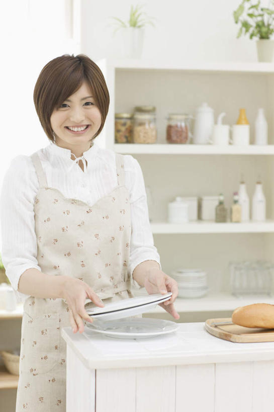 东方人,一个人,站,笑,微笑,露齿笑,竖图,室内,白天,正面,植物,厨房,柜子,桌面,桌子,餐具,亚洲,仅一个年轻女性,仅一个女性,仅一个人,握,服装,朦胧,模糊,木制,碟子,盘,盆栽,围裙,墙,盆景,储物柜,拿,拿着,注视,休闲装,黄种人,墙壁,墙面,衣服,绿色,白色,自然,盘子,木制品,碟,观察,看,站着,休闲,休闲服,握着,服饰,生长,成长,观看,察看,储存,关注,储备,蕴藏,贮备,年轻女性,女人,女性,亚洲人,站立,半身,彩图,灶间,贮存