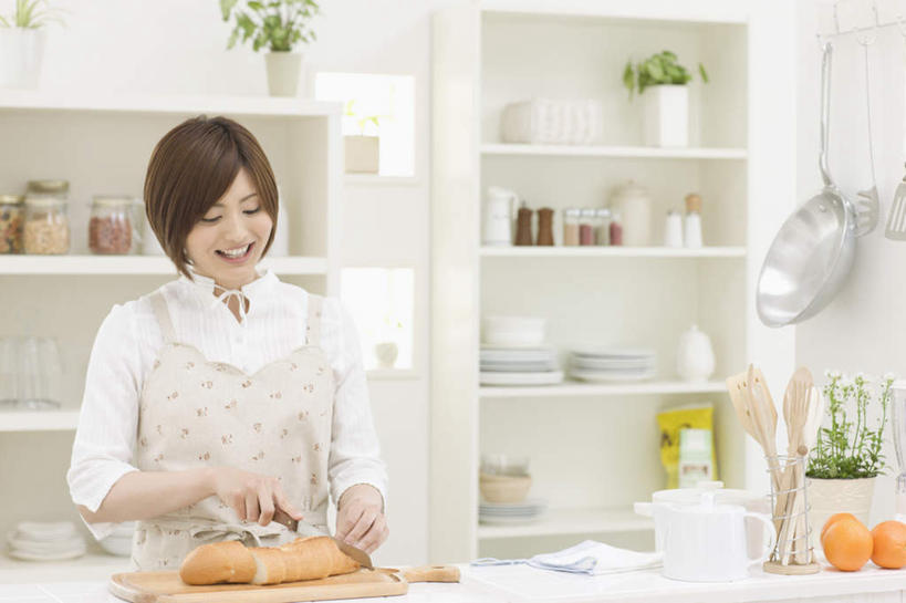 点心,面包,东方人,一个人,站,笑,微笑,露齿笑,横图,室内,白天,正面,植物,厨房,柜子,桌面,桌子,柑橘,水果,金属制品,亚洲,仅一个年轻女性,仅一个女性,仅一个人,切开,握,服装,朦胧,模糊,新鲜,金属,木制,工具,盆栽,围裙,墙,生食,食品,面点,果实,案板,刀具,盆景,储物柜,拿,法国面包,拿着,注视,休闲装,黄种人,墙壁,墙面,砧板,食物,糕点,衣服,绿色,白色,自然,木制品,刀,观察,看,切,站着,休闲,休闲服,握着,服饰,有机食品,绿色食品,生长,成长,观看,法棍,察看,长棍面包,储存,关注,菜刀,剖面,切面,法式长棍面包,切菜刀,储备,蕴藏,贮备,年轻女性,女人,女性,亚洲人,橘子,桔子,橙子,橙,站立,半身,彩图,灶间,贮存