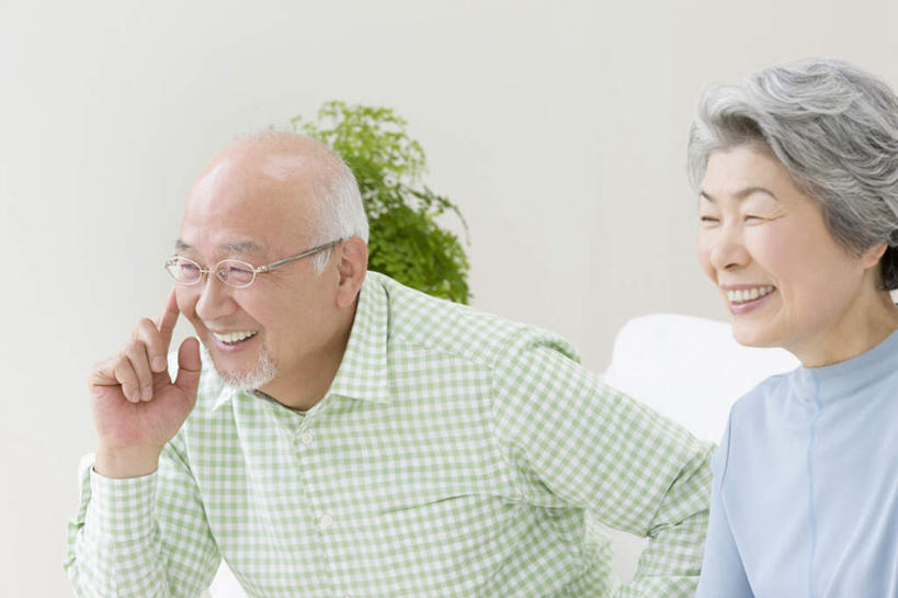 东方人,老年人,两个人,家庭,夫妻,客厅,坐,笑,打电话,微笑,露齿笑,横图,室内,白天,正面,爱情,沙发,电话,手机,亚洲,握,服装,眼镜,墙,浪漫,拿,听,拿着,注视,休闲装,黄种人,通讯设备,墙壁,墙面,衣服,白色,观察,看,休闲,温暖,温馨,一家人,休闲服,恩爱,握着,恋人,服饰,观看,和睦,察看,起居室,关注,近视眼镜,布艺沙发,客堂,交流,老年男性,老年女性,男人,男性,女人,女性,亚洲人,夫妇,情侣,沟通,通话,坐着,半身,彩图,伴侣,融洽