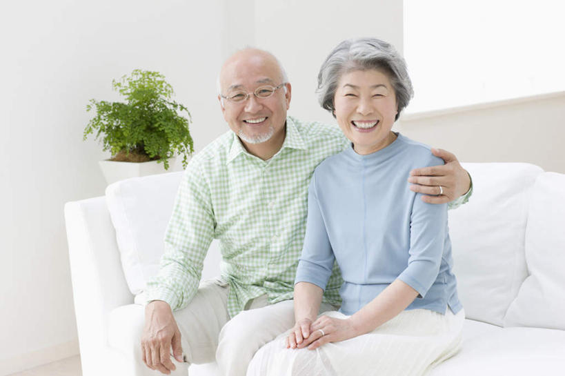 东方人,老年人,两个人,家庭,夫妻,客厅,坐,抱,笑,微笑,露齿笑,横图,室内,白天,正面,爱情,植物,靠垫,沙发,亚洲,服装,盆栽,眼镜,墙,靠枕,盆景,浪漫,注视,休闲装,黄种人,墙壁,墙面,衣服,绿色,白色,自然,垫子,枕头,观察,看,休闲,温暖,温馨,一家人,休闲服,恩爱,恋人,服饰,生长,成长,抱着,观看,老花镜,和睦,察看,起居室,搂着,关注,布艺沙发,客堂,远视眼镜,老年男性,老年女性,男人,男性,女人,女性,亚洲人,夫妇,情侣,搂,搂抱,坐着,半身,彩图,伴侣,融洽