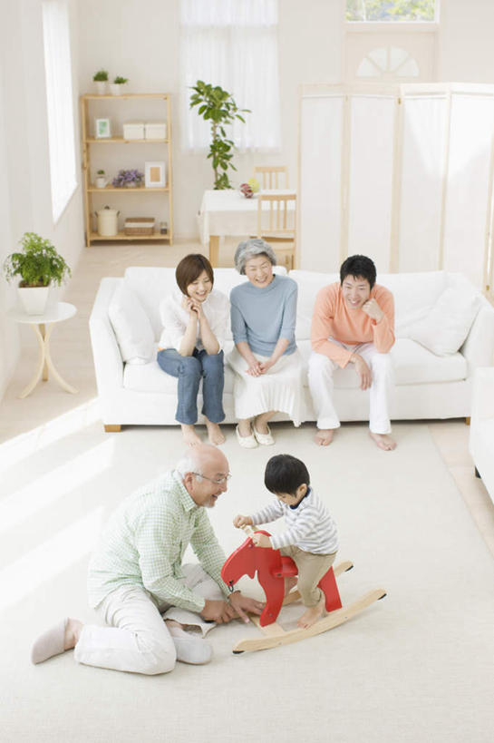 东方人,儿童,老年人,夫妻,母亲,父亲,儿子,祖母,祖父,三代同堂,客厅,坐,笑,微笑,露齿笑,竖图,俯视,室内,白天,爱情,游戏,快乐,纯洁,植物,地毯,沙发,玩具,亚洲,五个人,服装,装饰,编织,盆栽,手工艺品,盆景,织物,许多人,浪漫,玩,注视,休闲装,黄种人,光脚,娱乐,祖孙三代,小孩,衣服,绿色,自然,工艺品,低头,观察,看,一群人,休闲,温暖,温馨,父子,母子,赤脚,休闲服,恩爱,父爱,可爱,母爱,童年,童趣,恋人,服饰,生长,奶奶,爷爷,成长,观看,活动,祖孙,华丽,修饰,点缀,和睦,察看,起居室,发泄,关注,消遣,智力,木马,布艺沙发,童真,烂漫,无邪,外婆,外祖母,外公,外祖父,外孙,外孙子,宣泄,衬托,美观,雅致,雅观,客堂,天真,老年男性,老年女性,男孩,男人,男性,年轻男性,年轻女性,女人,女性,亚洲人,孩子,年轻人,夫妇,情侣,全家福,孙子,玩耍,嬉戏,坐着,彩图,高角度拍摄,全身,伴侣,融洽,男生,爸爸,多代同堂,妈妈