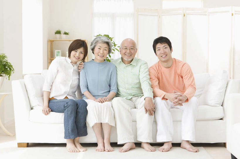 东方人,四个人,家庭,夫妻,母亲,父亲,女儿,儿子,客厅,坐,笑,微笑,露齿笑,横图,室内,白天,正面,爱情,植物,柜子,沙发,亚洲,一排,服装,整齐,盆栽,眼镜,墙,盆景,储物柜,浪漫,注视,休闲装,黄种人,光脚,墙壁,墙面,排列,衣服,绿色,白色,自然,观察,看,靠,靠着,休闲,温暖,温馨,父女,父子,母女,母子,一家人,赤脚,休闲服,恩爱,父爱,母爱,恋人,服饰,生长,成长,观看,老花镜,和睦,察看,起居室,储存,队列,关注,布艺沙发,客堂,远视眼镜,储备,蕴藏,贮备,老年男性,老年女性,男人,男性,年轻男性,年轻女性,女人,女性,亚洲人,夫妇,情侣,坐着,彩图,全身,伴侣,融洽,贮存