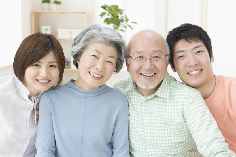 东方人,四个人,家庭,夫妻,母亲,父亲,女儿,儿子,客厅,坐,笑,微笑,露齿笑,横图,室内,白天,正面,爱情,植物,柜子,沙发,亚洲,一排,服装,整齐,盆栽,眼镜,墙,盆景,储物柜,浪漫,注视,休闲装,黄种人,墙壁,墙面,排列,衣服,绿色,白色,自然,观察,看,靠,靠着,休闲,温暖,温馨,父女,父子,母女,母子,一家人,休闲服,恩爱,父爱,母爱,恋人,服饰,生长,成长,观看,老花镜,和睦,察看,起居室,储存,队列,关注,布艺沙发,客堂,远视眼镜,储备,蕴藏,贮备,老年男性,老年女性,男人,男性,年轻男性,年轻女性,女人,女性,亚洲人,夫妇,情侣,坐着,半身,彩图,伴侣,融洽,贮存