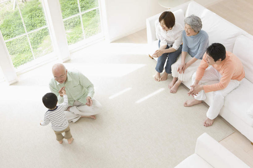 东方人,儿童,老年人,夫妻,母亲,父亲,儿子,祖母,祖父,三代同堂,客厅,站,坐,笑,盘腿,微笑,露齿笑,横图,俯视,室内,白天,爱情,纯洁,草地,草坪,植物,窗户,靠垫,落地窗,沙发,亚洲,五个人,服装,靠枕,许多人,浪漫,注视,休闲装,黄种人,光脚,祖孙三代,玻璃窗,草,小孩,衣服,绿色,垫子,枕头,观察,看,站着,一群人,休闲,温暖,温馨,父子,母子,赤脚,休闲服,恩爱,父爱,可爱,母爱,童年,童趣,恋人,服饰,奶奶,爷爷,观看,祖孙,和睦,察看,起居室,关注,布艺沙发,童真,烂漫,无邪,外婆,外祖母,外公,外祖父,外孙,外孙子,客堂,天真,老年男性,老年女性,男孩,男人,男性,年轻男性,年轻女性,女人,女性,亚洲人,孩子,年轻人,夫妇,情侣,全家福,孙子,盘腿而坐,盘膝,盘着腿的,盘着腿坐,双腿交叉,站立,坐着,彩图,高角度拍摄,全身,伴侣,融洽,男生,爸爸,多代同堂,妈妈