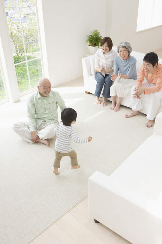 东方人,儿童,老年人,夫妻,母亲,父亲,儿子,祖母,祖父,三代同堂,客厅,站,坐,笑,盘腿,微笑,露齿笑,竖图,俯视,室内,白天,爱情,纯洁,草地,草坪,植物,窗户,靠垫,落地窗,沙发,亚洲,五个人,服装,靠枕,许多人,浪漫,注视,休闲装,黄种人,光脚,祖孙三代,玻璃窗,草,小孩,衣服,绿色,垫子,枕头,观察,看,站着,一群人,休闲,温暖,温馨,父子,母子,赤脚,休闲服,恩爱,父爱,可爱,母爱,童年,童趣,恋人,服饰,奶奶,爷爷,观看,祖孙,和睦,察看,起居室,关注,布艺沙发,童真,烂漫,无邪,外婆,外祖母,外公,外祖父,外孙,外孙子,客堂,天真,老年男性,老年女性,男孩,男人,男性,年轻男性,年轻女性,女人,女性,亚洲人,孩子,年轻人,夫妇,情侣,全家福,孙子,盘腿而坐,盘膝,盘着腿的,盘着腿坐,双腿交叉,站立,坐着,彩图,高角度拍摄,全身,伴侣,融洽,男生,爸爸,多代同堂,妈妈