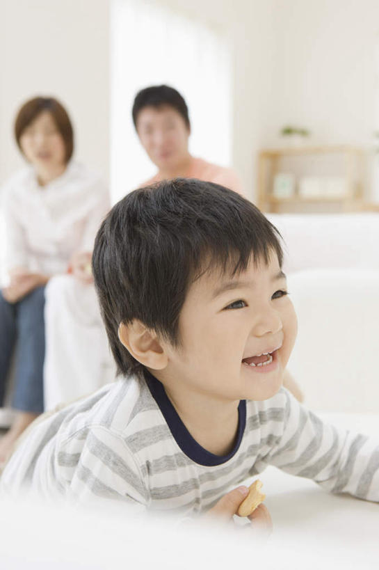 东方人,儿童,三个人,家庭,夫妻,母亲,父亲,儿子,客厅,坐,笑,微笑,露齿笑,竖图,室内,白天,正面,爱情,纯洁,窗户,沙发,亚洲,服装,朦胧,模糊,墙,浪漫,扭头,注视,休闲装,黄种人,玻璃窗,墙壁,墙面,小孩,衣服,白色,观察,看,趴着,转头,休闲,温暖,温馨,父子,母子,三口之家,一家人,休闲服,恩爱,父爱,可爱,母爱,童年,童趣,恋人,服饰,观看,和睦,察看,起居室,关注,布艺沙发,童真,烂漫,无邪,客堂,天真,男孩,男人,男性,年轻男性,年轻女性,女人,女性,亚洲人,孩子,年轻人,夫妇,情侣,趴,坐着,半身,彩图,伴侣,融洽,男生