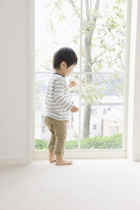 东方人,儿童,一个人,站,竖图,室内,白天,侧面,纯洁,草地,草坪,植物,亚洲,仅一个男性,仅一个人,阴影,服装,反射,影子,注视,休闲装,黄种人,光脚,草,树,树木,小孩,衣服,绿色,自然,低头,观察,看,站着,仅一个小孩,休闲,赤脚,休闲服,可爱,童年,童趣,服饰,生长,成长,观看,察看,关注,童真,烂漫,无邪,天真,男孩,男人,男性,亚洲人,孩子,站立,彩图,全身,男生