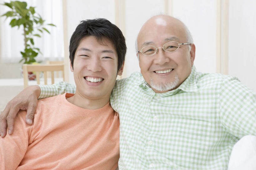 东方人,两个人,家庭,父亲,儿子,客厅,坐,抱,笑,微笑,露齿笑,横图,室内,白天,正面,植物,窗户,沙发,亚洲,服装,盆栽,眼镜,墙,盆景,注视,休闲装,黄种人,玻璃窗,墙壁,墙面,衣服,绿色,白色,自然,观察,看,休闲,温暖,温馨,父子,一家人,休闲服,父爱,服饰,生长,成长,抱着,观看,老花镜,和睦,察看,起居室,搂着,关注,布艺沙发,客堂,远视眼镜,老年男性,男人,男性,年轻男性,亚洲人,搂,坐着,半身,彩图,融洽