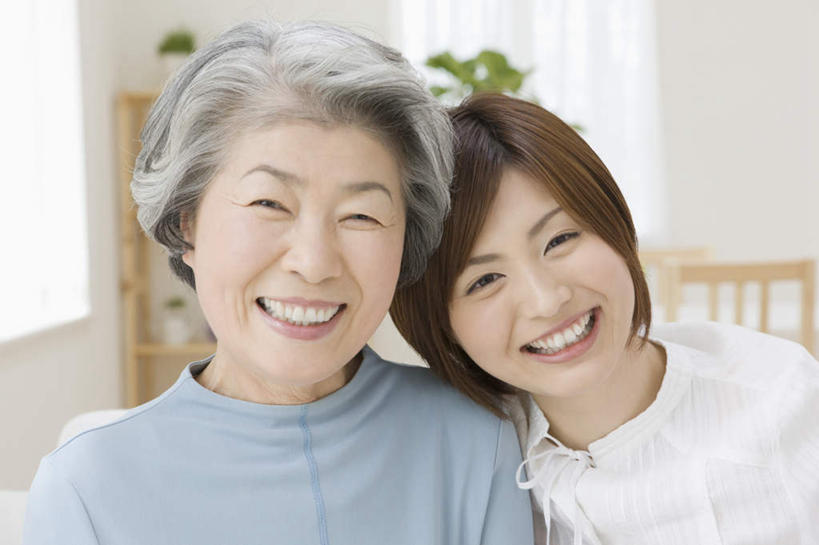 东方人,脸,头,脸颊,两个人,家庭,母亲,女儿,客厅,坐,笑,微笑,露齿笑,横图,室内,特写,白天,正面,植物,窗户,亚洲,服装,盆栽,墙,盆景,扭头,注视,休闲装,黄种人,肩膀,玻璃窗,墙壁,墙面,衣服,绿色,白色,自然,观察,看,靠,靠着,转头,休闲,温暖,温馨,母女,一家人,休闲服,母爱,服饰,生长,成长,观看,和睦,察看,起居室,关注,客堂,老年女性,年轻女性,女人,女性,亚洲人,头部,脸部,脸蛋,面部,坐着,半身,彩图,融洽