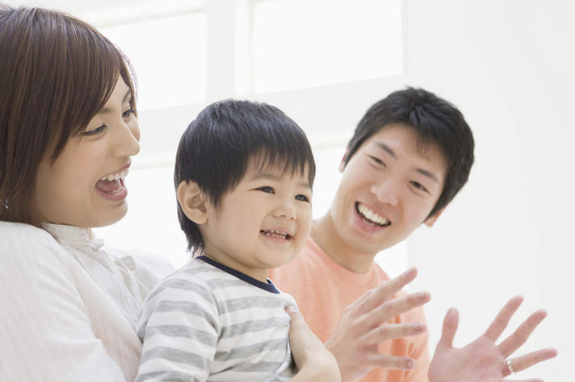 东方人,儿童,三个人,家庭,夫妻,母亲,父亲,儿子,坐,抱,笑,微笑,露齿笑,横图,室内,白天,正面,爱情,纯洁,窗户,亚洲,服装,朦胧,模糊,墙,浪漫,扭头,注视,休闲装,黄种人,玻璃窗,墙壁,墙面,小孩,衣服,白色,观察,看,转头,休闲,温暖,温馨,父子,母子,三口之家,一家人,休闲服,恩爱,父爱,可爱,母爱,童年,童趣,恋人,服饰,抱着,观看,和睦,察看,搂着,关注,童真,烂漫,无邪,天真,男孩,男人,男性,年轻男性,年轻女性,女人,女性,亚洲人,孩子,年轻人,夫妇,情侣,搂,搂抱,坐着,半身,彩图,伴侣,融洽,男生