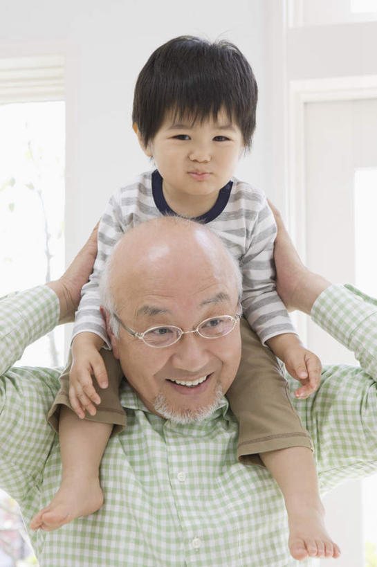 东方人,儿童,老年人,腿部,脚,脚趾,脚趾甲,腿,两个人,家庭,祖父,站,坐,笑,微笑,露齿笑,竖图,室内,白天,正面,纯洁,窗户,亚洲,服装,眼镜,墙,注视,休闲装,黄种人,光脚,玻璃窗,墙壁,墙面,小孩,骑,衣服,白色,观察,看,扛,站着,休闲,温暖,温馨,一家人,赤脚,休闲服,可爱,童年,童趣,服饰,爷爷,观看,祖孙,老花镜,和睦,察看,关注,童真,烂漫,无邪,外公,外祖父,外孙,外孙子,远视眼镜,扛在肩上,骑在肩上,天真,老年男性,男孩,男人,男性,亚洲人,孩子,脚指甲,孙子,站立,坐着,半身,彩图,融洽,男生