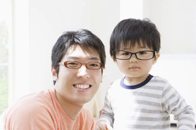 东方人,儿童,两个人,家庭,父亲,儿子,站,蹲,笑,微笑,露齿笑,横图,室内,白天,正面,纯洁,窗户,亚洲,阴影,服装,反射,眼镜,影子,墙,注视,休闲装,黄种人,玻璃窗,墙壁,墙面,小孩,衣服,白色,观察,看,站着,休闲,温暖,温馨,父子,一家人,休闲服,父爱,可爱,童年,童趣,服饰,观看,和睦,察看,关注,近视眼镜,童真,烂漫,无邪,天真,男孩,男人,男性,年轻男性,亚洲人,孩子,年轻人,蹲着,站立,半身,彩图,融洽,男生