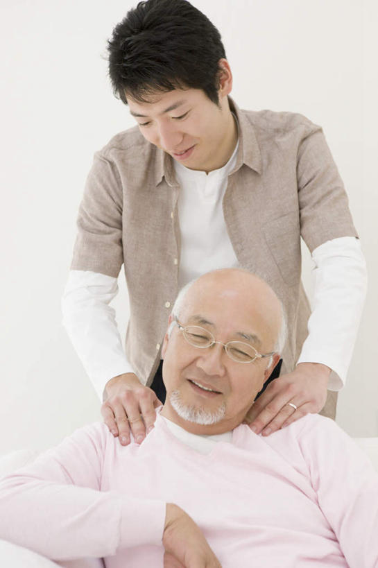 东方人,两个人,家庭,父亲,儿子,客厅,站,坐,闭眼,笑,微笑,露齿笑,竖图,室内,白天,正面,按摩,沙发,亚洲,握,服装,眼镜,墙,注视,休闲装,黄种人,墙壁,墙面,衣服,白色,观察,看,站着,享受,休闲,健康,温暖,温馨,父子,一家人,休闲服,父爱,握着,保健,服饰,观看,老花镜,和睦,察看,起居室,关注,布艺沙发,指压,客堂,远视眼镜,老年男性,男人,男性,年轻男性,亚洲人,闭眼睛,闭着眼,闭着眼睛,站立,坐着,半身,彩图,推拿,融洽