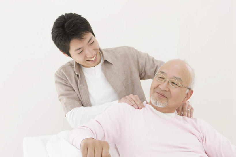 东方人,两个人,家庭,父亲,儿子,客厅,站,坐,笑,微笑,露齿笑,横图,室内,白天,仰视,按摩,沙发,亚洲,握,服装,眼镜,墙,注视,休闲装,黄种人,墙壁,墙面,衣服,白色,观察,看,站着,享受,休闲,健康,温暖,温馨,父子,一家人,休闲服,父爱,握着,保健,服饰,观看,老花镜,和睦,察看,起居室,关注,布艺沙发,指压,客堂,远视眼镜,老年男性,男人,男性,年轻男性,亚洲人,站立,坐着,半身,彩图,低角度拍摄,推拿,融洽