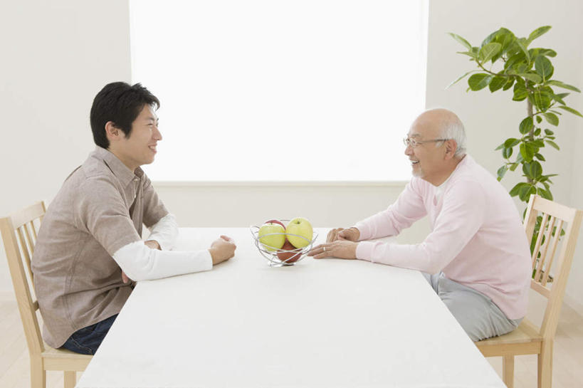 东方人,两个人,家庭,父亲,儿子,客厅,坐,笑,微笑,露齿笑,横图,室内,白天,侧面,植物,餐桌,窗户,桌子,苹果,水果,亚洲,服装,新鲜,盆栽,眼镜,墙,生食,食品,果实,盆景,注视,休闲装,黄种人,玻璃窗,相视,墙壁,墙面,食物,衣服,绿色,白色,自然,观察,看,休闲,温暖,温馨,父子,一家人,面对面,休闲服,父爱,服饰,有机食品,绿色食品,生长,成长,餐台,观看,老花镜,对视,和睦,察看,起居室,互视,关注,相对,相看,客堂,远视眼镜,老年男性,男人,男性,年轻男性,亚洲人,坐着,半身,彩图,融洽