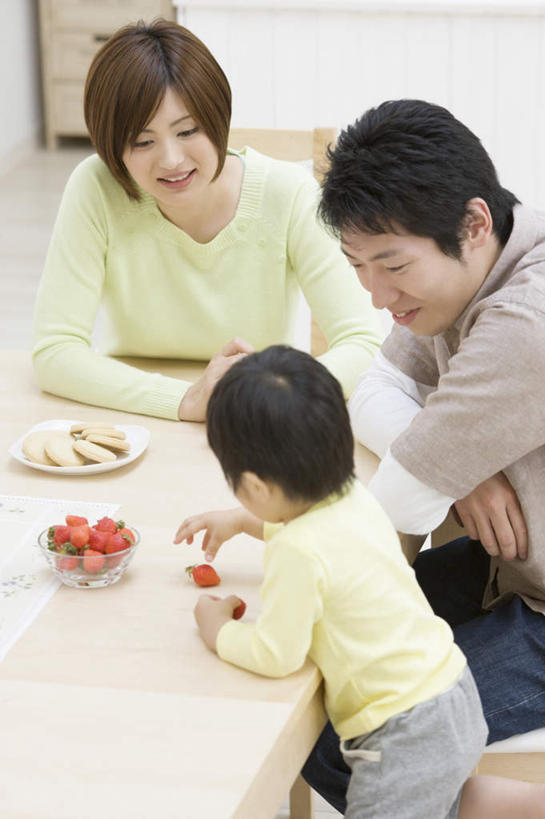 东方人,儿童,三个人,家庭,夫妻,母亲,父亲,儿子,客厅,坐,笑,微笑,露齿笑,竖图,俯视,室内,白天,爱情,纯洁,餐桌,桌子,苹果,水果,玻璃,亚洲,服装,新鲜,墙,生食,食品,果实,浪漫,扭头,注视,休闲装,黄种人,墙壁,墙面,玻璃制品,食物,小孩,衣服,白色,容器,碗,低头,观察,看,转头,休闲,温暖,温馨,父子,母子,三口之家,一家人,休闲服,恩爱,父爱,可爱,母爱,童年,童趣,恋人,服饰,有机食品,绿色食品,餐台,观看,储藏,和睦,察看,起居室,储存,关注,童真,烂漫,无邪,客堂,天真,男孩,男人,男性,年轻男性,年轻女性,女人,女性,亚洲人,孩子,年轻人,夫妇,情侣,坐着,半身,彩图,高角度拍摄,伴侣,融洽,贮存,男生