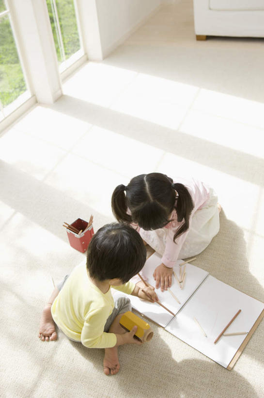 东方人,儿童,腿部,脚,脚趾,脚趾甲,腿,两个人,家庭,跪,竖图,俯视,室内,白天,纯洁,窗户,落地窗,亚洲,握,服装,笔,墙,办公用品,拿,拿着,注视,休闲装,黄种人,光脚,玻璃窗,墙壁,墙面,文具,小孩,衣服,白色,本子,画笔,学习用品,低头,观察,看,休闲,温暖,温馨,一家人,赤脚,休闲服,可爱,童年,童趣,握着,服饰,观看,文具用品,和睦,察看,关注,童真,烂漫,无邪,天真,男孩,男人,男性,女孩,女人,女性,亚洲人,脚指甲,跪着,画画,彩图,高角度拍摄,全身,速写本,融洽,男生,女生