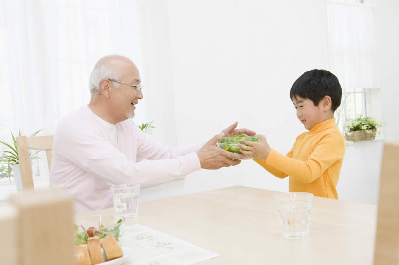 东方人,儿童,老年人,两个人,家庭,祖父,客厅,站,坐,捧,笑,微笑,露齿笑,横图,室内,白天,侧面,纯洁,植物,餐桌,窗户,桌子,苹果,水果,亚洲,服装,新鲜,盆栽,眼镜,墙,生食,食品,果实,盆景,扭头,注视,休闲装,黄种人,玻璃窗,墙壁,墙面,食物,小孩,衣服,绿色,白色,自然,观察,看,站着,转头,休闲,温暖,温馨,一家人,休闲服,可爱,童年,童趣,服饰,有机食品,绿色食品,生长,爷爷,成长,餐台,观看,祖孙,老花镜,和睦,察看,起居室,关注,童真,烂漫,无邪,外公,外祖父,外孙,外孙子,客堂,远视眼镜,天真,老年男性,男孩,男人,男性,亚洲人,孩子,孙子,端,端着,捧着,手捧,站立,坐着,半身,彩图,融洽,男生