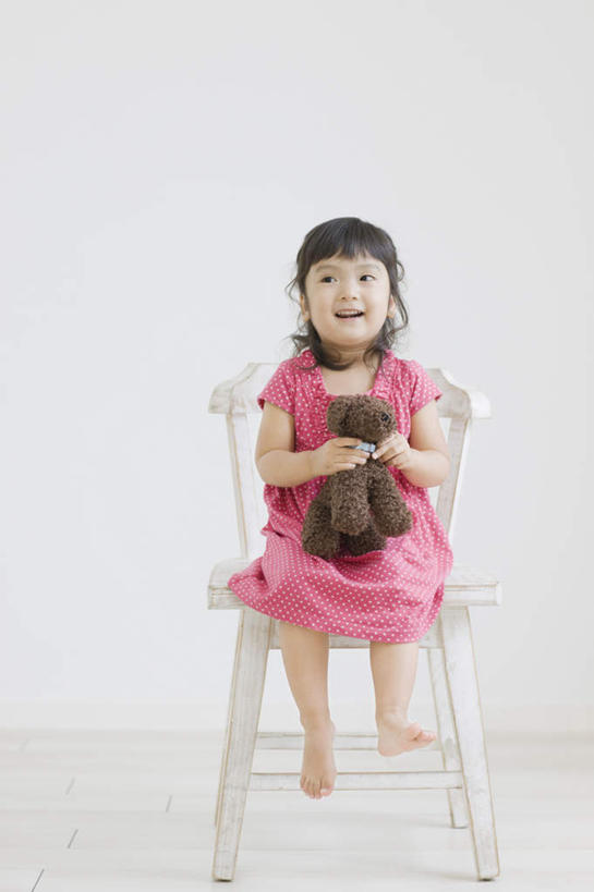 东方人,儿童,一个人,坐,抱,笑,微笑,露齿笑,竖图,室内,白天,正面,裙子,游戏,纯洁,熊,玩具,椅子,亚洲,仅一个女性,仅一个人,阴影,连衣裙,反射,玩偶,影子,木椅,墙,泰迪熊,玩,注视,黄种人,娱乐,墙壁,墙面,一只,小孩,粉色,白色,玩具熊,观察,看,仅一个小孩,休闲,可爱,童年,童趣,益智,毛绒玩具,抱着,观看,安慰,察看,搂着,发泄,关注,消遣,童真,烂漫,无邪,宣泄,罗斯福熊,天真,女孩,女人,女性,亚洲人,孩子,搂,搂抱,玩耍,嬉戏,坐着,彩图,全身,女生