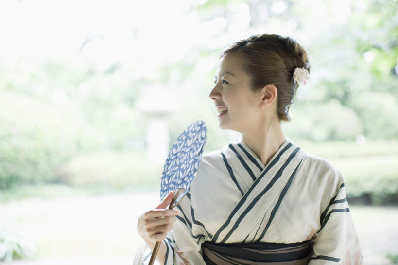 东方人,一个人,站,笑,微笑,露齿笑,横图,室内,白天,正面,民族服装,草地,草坪,植物,亚洲,仅一个年轻女性,仅一个女性,仅一个人,握,和服,朦胧,模糊,扇子,清凉,拿,拿着,扭头,注视,黄种人,凉爽,文化,草,树,树木,绿色,自然,观察,看,站着,转头,握着,服饰,生长,成长,观看,察看,关注,吴服,唐草,唐花,唐锦,年轻女性,女人,女性,亚洲人,站立,半身,彩图,传统服装,民俗服,浴衣,和风扇,和风扇子,凉扇,传统文化