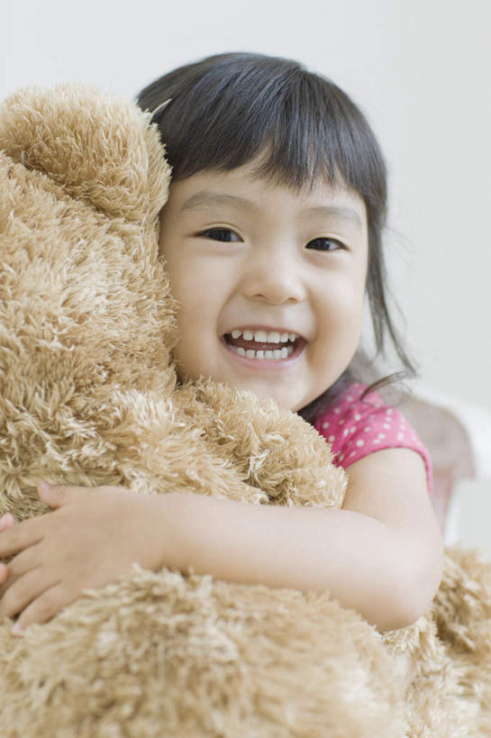 东方人,儿童,一个人,坐,抱,笑,微笑,露齿笑,竖图,室内,白天,正面,裙子,游戏,纯洁,熊,玩具,椅子,亚洲,仅一个女性,仅一个人,阴影,连衣裙,反射,玩偶,影子,木椅,墙,泰迪熊,玩,注视,黄种人,娱乐,墙壁,墙面,一只,小孩,粉色,白色,玩具熊,观察,看,仅一个小孩,休闲,可爱,童年,童趣,益智,毛绒玩具,抱着,观看,安慰,察看,搂着,发泄,关注,消遣,童真,烂漫,无邪,宣泄,罗斯福熊,天真,女孩,女人,女性,亚洲人,孩子,搂,搂抱,玩耍,嬉戏,坐着,半身,彩图,女生