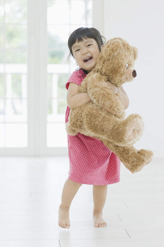 东方人,儿童,一个人,站,抱,笑,微笑,露齿笑,竖图,室内,白天,正面,裙子,游戏,纯洁,窗户,落地窗,熊,玩具,亚洲,仅一个女性,仅一个人,阴影,连衣裙,反射,玩偶,影子,墙,泰迪熊,玩,注视,黄种人,光脚,娱乐,玻璃窗,墙壁,墙面,一只,小孩,粉色,白色,玩具熊,观察,看,站着,仅一个小孩,休闲,赤脚,可爱,童年,童趣,益智,毛绒玩具,抱着,观看,安慰,察看,搂着,发泄,关注,消遣,童真,烂漫,无邪,宣泄,罗斯福熊,天真,女孩,女人,女性,亚洲人,孩子,搂,搂抱,玩耍,嬉戏,站立,彩图,全身,女生
