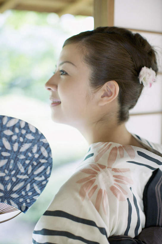 东方人,一个人,坐,笑,微笑,竖图,室内,白天,侧面,民族服装,草地,草坪,植物,门,亚洲,仅一个年轻女性,仅一个女性,仅一个人,拉门,握,和服,朦胧,模糊,扇子,清凉,拿,拿着,扭头,注视,黄种人,凉爽,文化,移门,草,树,树木,绿色,自然,观察,看,转头,握着,服饰,生长,成长,观看,察看,关注,吴服,唐草,唐花,唐锦,障子,纸门,拉窗,纸拉窗,纸拉门,年轻女性,女人,女性,亚洲人,坐着,半身,彩图,传统服装,民俗服,浴衣,和风扇,和风扇子,凉扇,传统文化