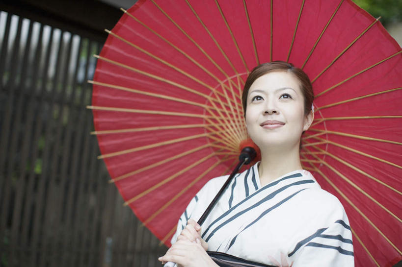 东方人,一个人,家,木屋,站,笑,微笑,横图,室外,白天,正面,民族服装,幸福,亚洲,仅一个年轻女性,仅一个女性,仅一个人,握,和服,朦胧,模糊,伞,雨伞,纸伞,古典,油纸伞,注视,黄种人,文化,阳伞,住宅,红色,观察,看,站着,握着,服饰,观看,纪念,吉祥,察看,关注,古朴,吴服,唐草,唐花,唐锦,平安,年轻女性,女人,女性,亚洲人,站立,半身,彩图,传统服装,民俗服,浴衣,茅舍,茅屋,棚屋,小木屋,小屋