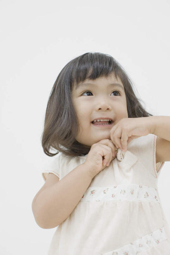 东方人,儿童,一个人,站,笑,微笑,露齿笑,竖图,室内,白天,仰视,纯洁,亚洲,仅一个女性,仅一个人,握,阴影,服装,反射,影子,墙,注视,休闲装,黄种人,墙壁,墙面,小孩,衣服,白色,观察,看,站着,仅一个小孩,休闲,休闲服,可爱,童年,童趣,握着,服饰,观看,察看,关注,童真,烂漫,无邪,天真,女孩,女人,女性,亚洲人,孩子,站立,半身,彩图,低角度拍摄,女生
