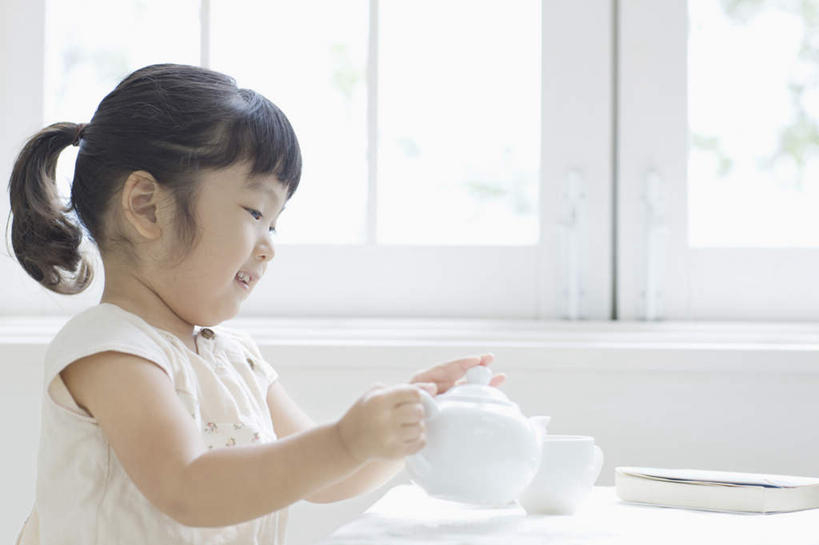 东方人,儿童,一个人,坐,横图,室内,白天,侧面,纯洁,餐桌,窗户,桌子,杯子,亚洲,仅一个女性,仅一个人,握,服装,朦胧,模糊,壶,拿,拿着,注视,休闲装,黄种人,玻璃窗,水壶,小孩,衣服,茶壶,容器,水杯,观察,看,仅一个小孩,休闲,休闲服,可爱,童年,童趣,握着,服饰,餐台,观看,察看,关注,童真,烂漫,无邪,天真,女孩,女人,女性,亚洲人,孩子,茶杯,坐着,半身,彩图,女生