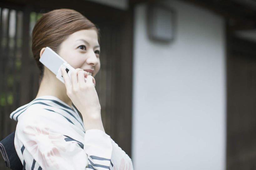 东方人,一个人,家,站,笑,打电话,微笑,横图,室外,白天,侧面,民族服装,电话,手机,亚洲,仅一个年轻女性,仅一个女性,仅一个人,握,和服,朦胧,模糊,房屋,屋子,公寓,拿,听,拿着,注视,黄种人,通讯设备,洋房,楼房,住宅,观察,看,站着,握着,服饰,观看,察看,关注,吴服,唐草,唐花,唐锦,交流,年轻女性,女人,女性,亚洲人,沟通,通话,站立,半身,彩图,传统服装,民俗服,浴衣,房子