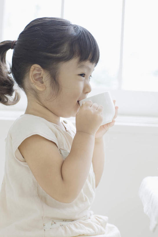 东方人,儿童,一个人,坐,笑,微笑,竖图,室内,白天,侧面,纯洁,窗户,杯子,亚洲,仅一个女性,仅一个人,握,服装,朦胧,模糊,墙,拿,拿着,注视,休闲装,黄种人,玻璃窗,墙壁,墙面,小孩,衣服,白色,水杯,观察,看,仅一个小孩,休闲,休闲服,可爱,童年,童趣,握着,服饰,观看,察看,关注,童真,烂漫,无邪,天真,女孩,女人,女性,亚洲人,孩子,茶杯,坐着,半身,彩图,女生