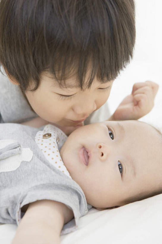 东方人,婴儿,儿童,脸,头,脸颊,手,两个人,家庭,躺,闭眼,吻,竖图,室内,特写,白天,正面,纯洁,床,亚洲,阴影,服装,朦胧,模糊,反射,影子,床单,注视,休闲装,黄种人,被子,肩膀,小孩,衣服,低头,观察,看,趴着,休闲,温暖,温馨,一家人,手部,休闲服,可爱,童年,童趣,服饰,单人床,观看,单手,和睦,察看,被单,关注,宝宝,童真,烂漫,无邪,卧着,天真,男孩,男人,男性,亚洲人,头部,脸部,脸蛋,面部,闭眼睛,闭着眼,闭着眼睛,趴,亲,亲吻,躺着,卧,半身,彩图,融洽,男生