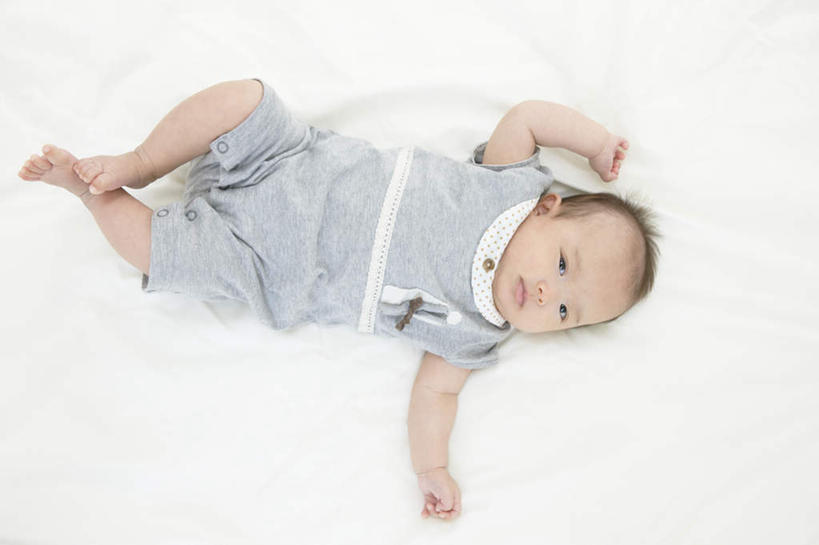 东方人,婴儿,儿童,腿部,脚,脚趾,脚趾甲,腿,一个人,躺,横图,俯视,室内,白天,婴儿服装,纯洁,床,卧室,亚洲,仅一个人,服装,床单,扭头,注视,黄种人,光脚,被子,小孩,衣服,观察,看,转头,赤脚,可爱,服饰,单人床,活泼,观看,察看,被单,衣着,穿着,关注,宝宝,纯真,烂漫,无邪,衣饰,卧着,伶俐,天真,亚洲人,孩子,脚指甲,躺着,卧,半身,彩图,高角度拍摄,婴儿服,睡房,卧房