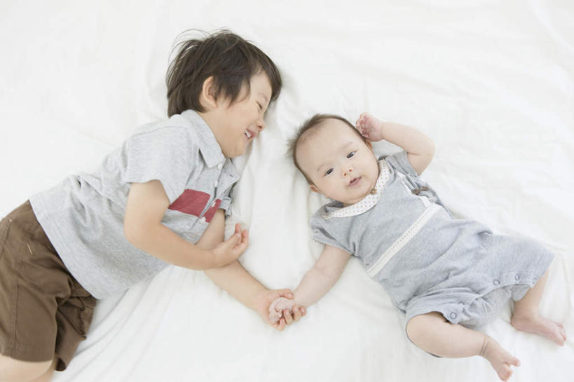 东方人,婴儿,儿童,两个人,家庭,躺,握手,笑,微笑,横图,俯视,室内,白天,纯洁,床,吊床,卧室,亚洲,吊挂,悬挂,阴影,服装,反射,影子,挂,注视,休闲装,黄种人,光脚,小孩,衣服,观察,看,享受,休闲,温暖,温馨,一家人,赤脚,休闲服,可爱,童年,童趣,服饰,观看,和睦,察看,安逸,关注,宝宝,童真,烂漫,无邪,安适,清闲,卧着,天真,男孩,男人,男性,亚洲人,搀手,拉手,手拉手,手握手,躺着,卧,半身,彩图,高角度拍摄,睡房,卧房,融洽,男生