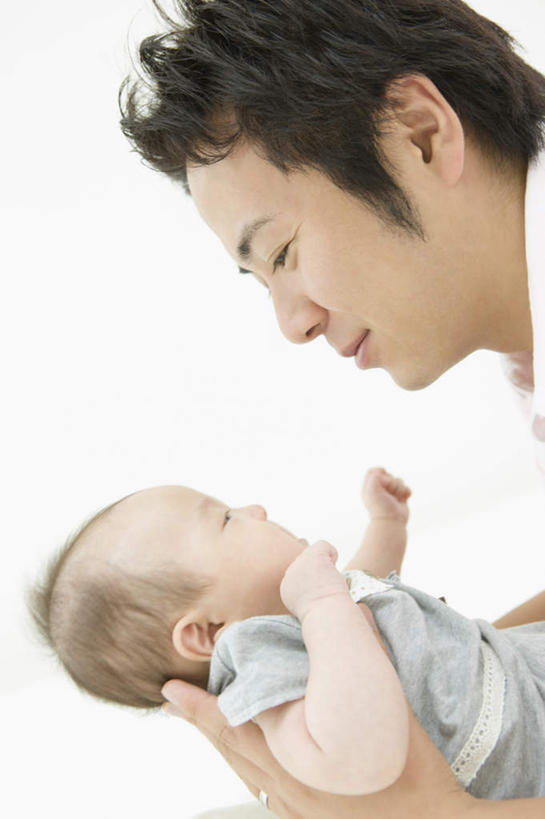 东方人,婴儿,儿童,脸,头,脸颊,手,两个人,家庭,父亲,站,闭眼,抱,笑,微笑,竖图,室内,特写,白天,白色背景,侧面,纯洁,亚洲,双手,阴影,服装,反射,影子,注视,休闲装,黄种人,肩膀,小孩,衣服,观察,看,站着,休闲,温暖,温馨,一家人,手部,休闲服,父爱,可爱,童年,童趣,摄影,服饰,活泼,影棚,抱着,观看,和睦,察看,搂着,关注,宝宝,童真,纯真,烂漫,无邪,伶俐,天真,男人,男性,年轻男性,亚洲人,孩子,年轻人,头部,脸部,脸蛋,面部,闭眼睛,闭着眼,闭着眼睛,搂,搂抱,站立,半身,彩图,影棚拍摄,拍摄,融洽