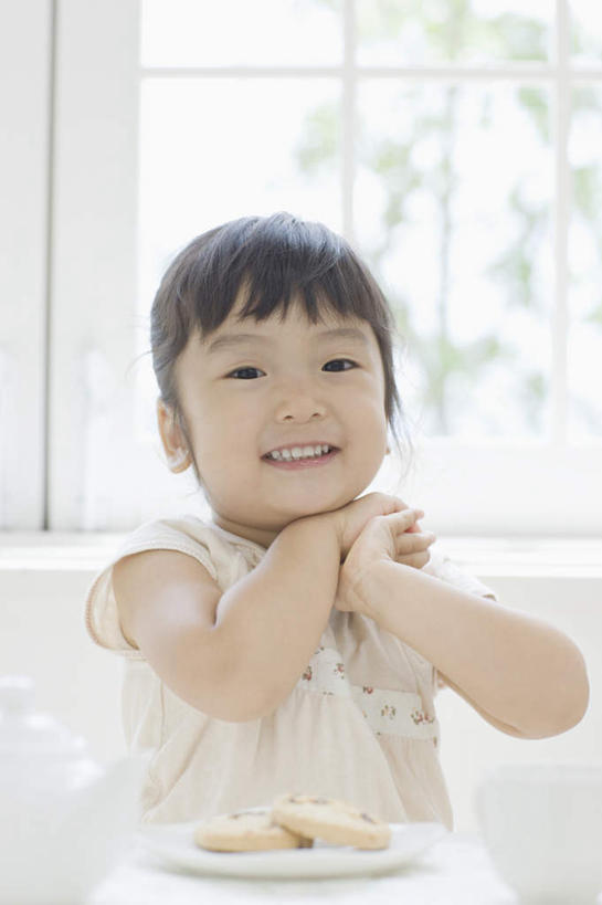 点心,东方人,儿童,一个人,坐,笑,微笑,露齿笑,竖图,室内,白天,正面,纯洁,植物,餐桌,窗户,桌子,餐具,亚洲,仅一个女性,仅一个人,握,服装,朦胧,模糊,碟子,盘,墙,食品,曲奇,注视,休闲装,黄种人,玻璃窗,墙壁,墙面,树,树木,食物,小孩,衣服,绿色,白色,自然,盘子,碟,饼干,零食,观察,看,仅一个小孩,休闲,休闲服,可爱,童年,童趣,握着,服饰,生长,成长,餐台,观看,察看,关注,曲奇饼,童真,曲奇饼干,烂漫,无邪,天真,女孩,女人,女性,亚洲人,孩子,坐着,半身,彩图,女生