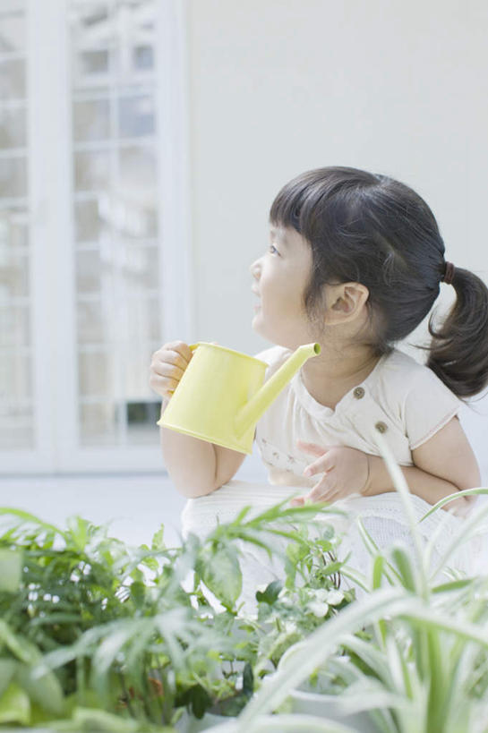 东方人,儿童,一个人,家,蹲,竖图,室外,白天,正面,纯洁,水,植物,亚洲,仅一个女性,仅一个人,握,飞溅,服装,朦胧,模糊,溅,壶,盆栽,液体,房屋,屋子,水滴,公寓,盆景,拿,洒水壶,拿着,扭头,注视,休闲装,黄种人,洋房,楼房,住宅,水壶,水珠,小孩,衣服,绿色,自然,观察,看,转头,仅一个小孩,休闲,休闲服,可爱,童年,童趣,握着,服饰,生长,成长,观看,察看,关注,喷洒,童真,烂漫,无邪,浇水壶,天真,女孩,女人,女性,亚洲人,孩子,蹲着,半身,彩图,房子,女生