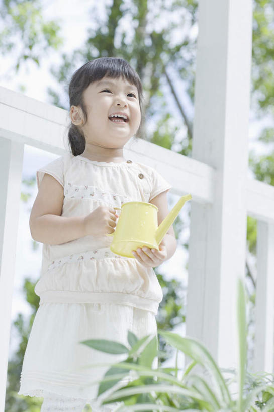 东方人,儿童,一个人,栏杆,站,笑,微笑,露齿笑,竖图,室外,白天,正面,纯洁,树林,植物,亚洲,仅一个女性,仅一个人,握,服装,朦胧,模糊,壶,栅栏,篱笆,围栏,拿,洒水壶,拿着,注视,休闲装,黄种人,护栏,水壶,树,树木,小孩,衣服,黄色,绿色,自然,观察,看,站着,仅一个小孩,休闲,休闲服,可爱,童年,童趣,握着,服饰,生长,成长,观看,察看,关注,童真,烂漫,无邪,浇水壶,天真,女孩,女人,女性,亚洲人,孩子,站立,半身,彩图,女生