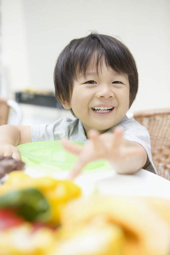 点心,东方人,儿童,一个人,客厅,坐,笑,微笑,露齿笑,竖图,室内,白天,正面,纯洁,餐桌,桌子,餐具,亚洲,仅一个男性,仅一个人,握,服装,朦胧,模糊,碟子,盘,墙,食品,甜点,甜品,拿,拿着,注视,休闲装,黄种人,墙壁,墙面,食物,糕点,小孩,衣服,白色,盘子,碟,甜食,观察,看,仅一个小孩,休闲,休闲服,可爱,童年,童趣,握着,服饰,餐台,观看,察看,起居室,张开五指,关注,童真,烂漫,无邪,客堂,天真,男孩,男人,男性,亚洲人,孩子,坐着,半身,彩图,五指张开,男生