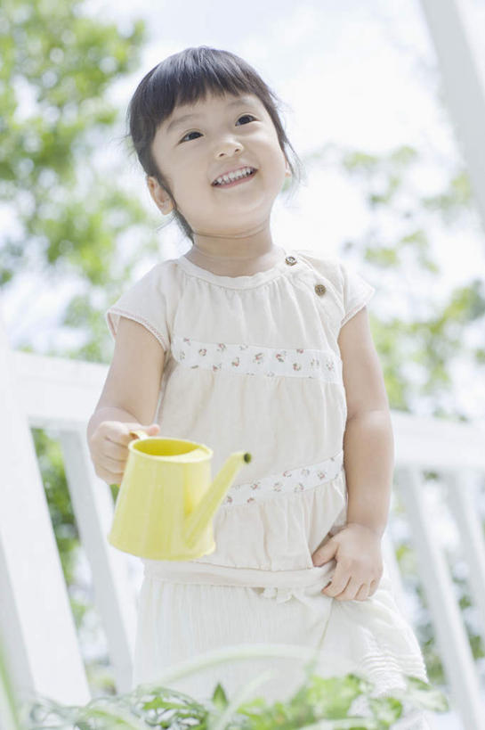 东方人,儿童,一个人,栏杆,站,笑,微笑,露齿笑,竖图,室外,白天,正面,纯洁,树林,植物,亚洲,仅一个女性,仅一个人,握,服装,朦胧,模糊,壶,栅栏,篱笆,围栏,拿,洒水壶,拿着,注视,休闲装,黄种人,护栏,水壶,树,树木,小孩,衣服,黄色,绿色,自然,观察,看,站着,仅一个小孩,休闲,休闲服,可爱,童年,童趣,握着,服饰,生长,成长,观看,察看,关注,童真,烂漫,无邪,浇水壶,天真,女孩,女人,女性,亚洲人,孩子,站立,半身,彩图,女生