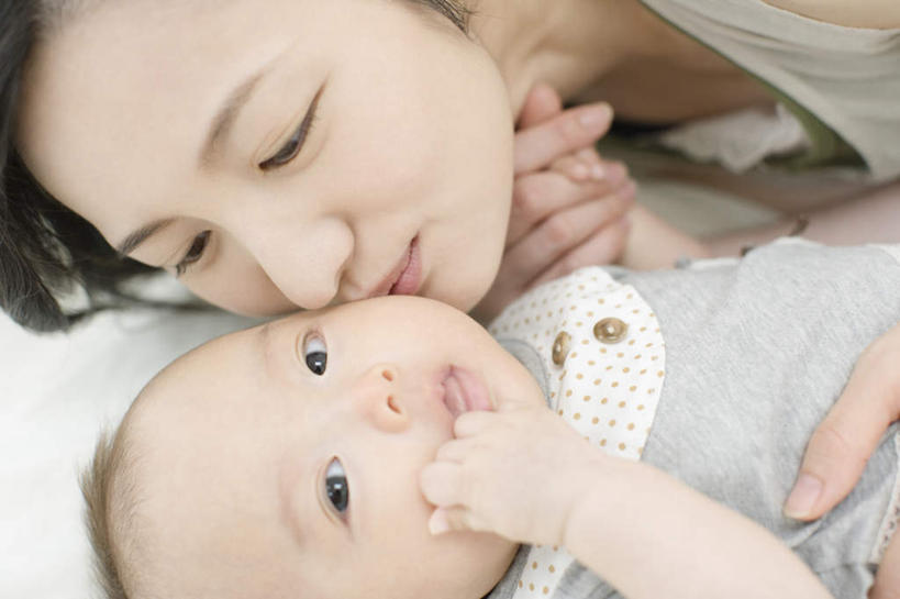 东方人,婴儿,儿童,脸,头,脸颊,手,两个人,家庭,母亲,躺,握手,笑,吻,微笑,露齿笑,横图,俯视,室内,特写,白天,纯洁,床,卧室,亚洲,双手,服装,双人床,床单,注视,休闲装,黄种人,被子,肩膀,小孩,衣服,观察,看,休闲,温暖,温馨,一家人,手部,休闲服,可爱,母爱,童年,童趣,服饰,活泼,观看,和睦,察看,被单,关注,宝宝,童真,纯真,烂漫,无邪,母婴,卧着,伶俐,天真,年轻女性,女人,女性,亚洲人,孩子,年轻人,头部,脸部,脸蛋,面部,搀手,拉手,亲,亲吻,手拉手,手握手,躺着,卧,半身,彩图,高角度拍摄,睡房,卧房,融洽