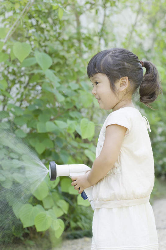 东方人,儿童,一个人,站,笑,微笑,露齿笑,竖图,室外,白天,侧面,纯洁,水,植物,亚洲,仅一个女性,仅一个人,握,飞溅,服装,朦胧,模糊,溅,壶,液体,水滴,拿,洒水壶,拿着,注视,休闲装,黄种人,水壶,水珠,树,树木,小孩,衣服,绿色,自然,观察,看,站着,仅一个小孩,休闲,休闲服,可爱,童年,童趣,握着,服饰,生长,成长,观看,察看,关注,喷洒,童真,烂漫,无邪,浇水壶,天真,女孩,女人,女性,亚洲人,孩子,站立,半身,彩图,女生