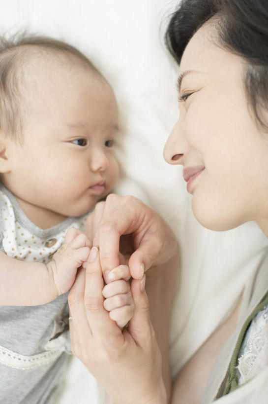 东方人,婴儿,儿童,脸,头,脸颊,手,两个人,家庭,母亲,躺,握手,笑,微笑,露齿笑,竖图,俯视,室内,特写,白天,纯洁,床,卧室,亚洲,双手,服装,双人床,床单,注视,休闲装,黄种人,被子,肩膀,小孩,衣服,观察,看,休闲,温暖,温馨,一家人,手部,休闲服,可爱,母爱,童年,童趣,服饰,活泼,观看,和睦,察看,被单,关注,宝宝,童真,纯真,烂漫,无邪,母婴,卧着,伶俐,天真,年轻女性,女人,女性,亚洲人,孩子,年轻人,头部,脸部,脸蛋,面部,搀手,拉手,手拉手,手握手,躺着,卧,半身,彩图,高角度拍摄,睡房,卧房,融洽