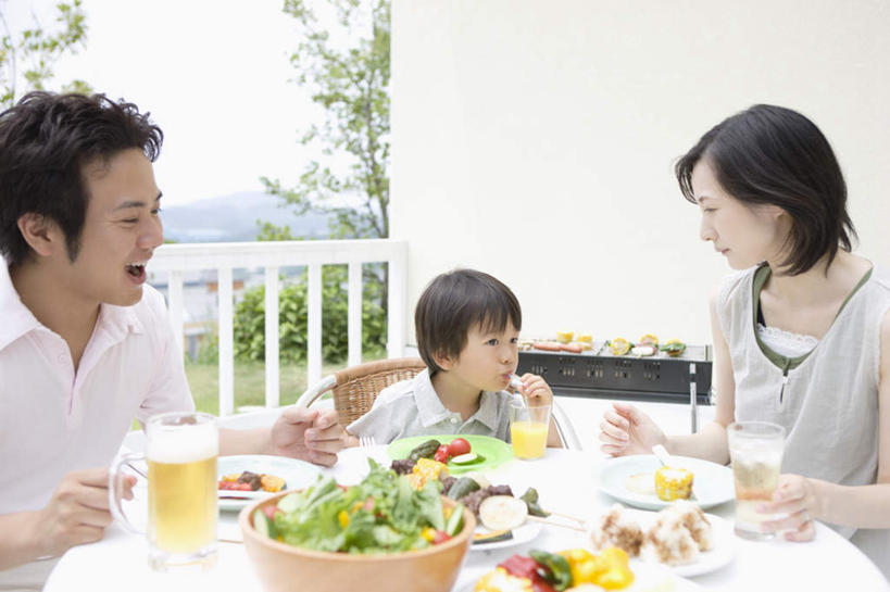 果汁,东方人,儿童,三个人,家庭,夫妻,母亲,父亲,儿子,客厅,栏杆,坐,吃,横图,室外,白天,正面,爱情,烹饪,西餐,纯洁,植物,餐桌,桌子,柑橘,杯子,餐具,亚洲,握,服装,朦胧,模糊,碟子,扶手,盘,三明治,橙汁,料理,食品,饮品,浪漫,拿,拿着,扭头,注视,休闲装,黄种人,菜肴,美食,护栏,玻璃制品,树,树木,食物,饮料,小孩,衣服,绿色,自然,盘子,水杯,碟,快餐,观察,看,转头,休闲,温暖,温馨,父子,母子,三口之家,一家人,休闲服,恩爱,父爱,可爱,母爱,童年,童趣,西式,握着,恋人,服饰,佳肴,生长,成长,餐台,观看,和睦,察看,起居室,关注,可口,童真,西式快餐,烂漫,无邪,三文治,客堂,适口,天真,男孩,男人,男性,年轻男性,年轻女性,女人,女性,亚洲人,孩子,年轻人,夫妇,情侣,玻璃杯,橘子,桔子,橙子,橙,嚼,食,坐着,半身,彩图,伴侣,融洽,男生