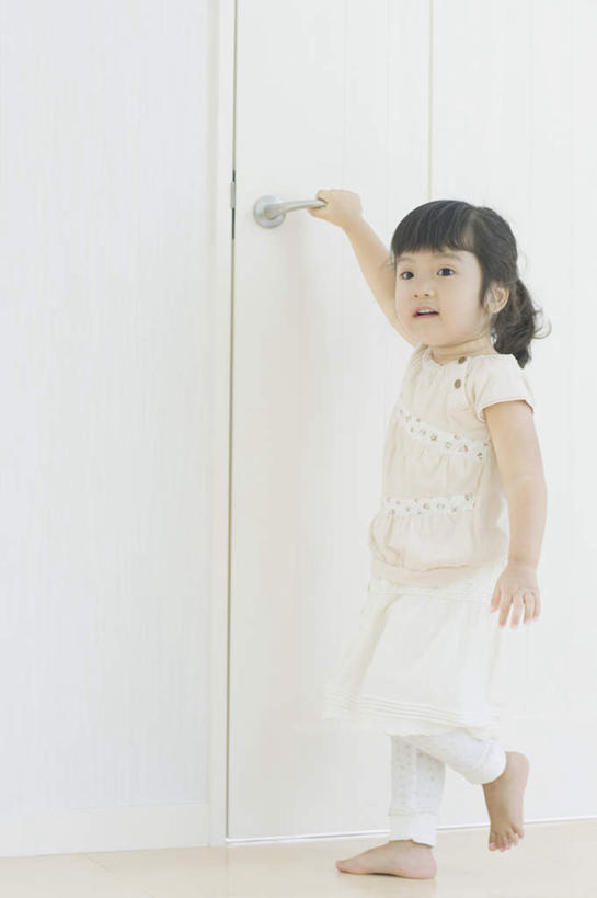 东方人,儿童,腿部,脚,脚趾,脚趾甲,腿,一个人,站,举,笑,微笑,露齿笑,竖图,室内,白天,侧面,纯洁,门,亚洲,仅一个女性,仅一个人,握,服装,墙,拿,拿着,注视,休闲装,黄种人,光脚,墙壁,墙面,小孩,衣服,白色,把手,门把手,门框,观察,看,托,站着,仅一个小孩,休闲,赤脚,休闲服,可爱,童年,童趣,握着,服饰,观看,门把,察看,关注,童真,烂漫,无邪,天真,女孩,女人,女性,亚洲人,孩子,脚指甲,举起,举手,举着,拉手,向上举,向上伸,向上托,站立,彩图,全身,女生